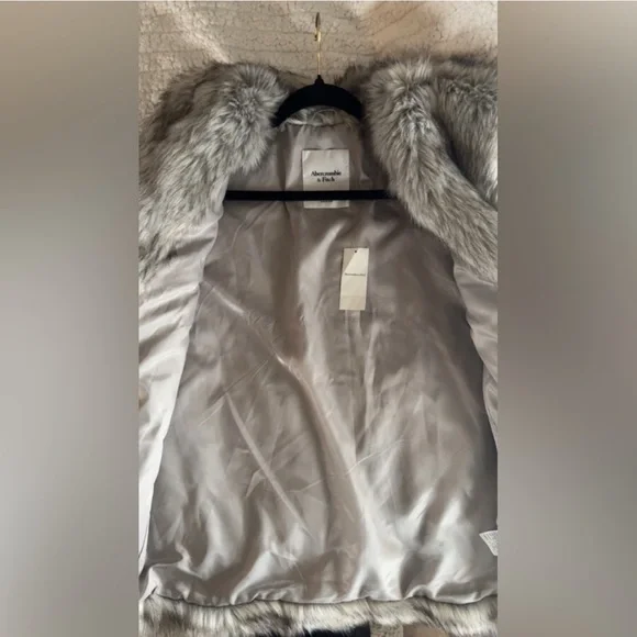 NWT Abercrombie & Fitch Faux Fur Coat - Picture 7 of 8